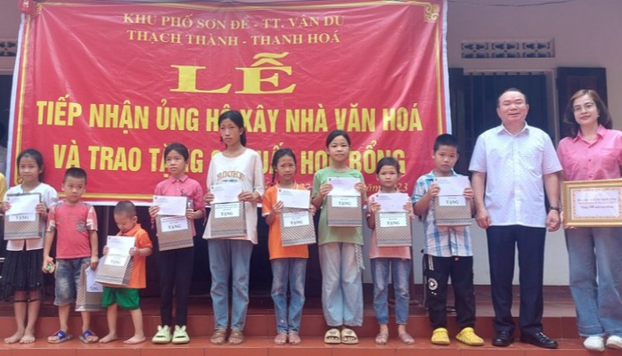 Đồng chí Nguyễn Kim Tinh, Phó Bí thư thường trực Đảng ủy Bộ Tư pháp tặng quà tại Thanh Hóa