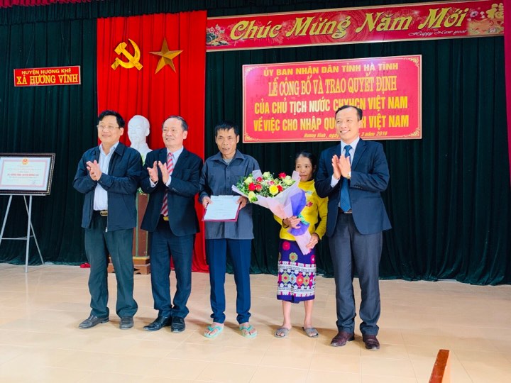 Trao quyết định cho nhập quốc tịch Việt Nam cho hai người Lào di cư tự do sang Việt Nam tại Hà Tĩnh