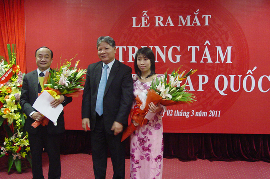 Bộ trưởng tặng hoa