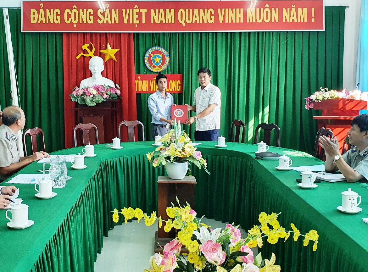 Vĩnh Long: Trao Quyết định tuyển dụng công chức các cơ quan THADS trong tỉnh