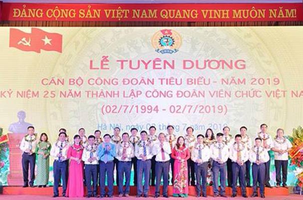 Ba cán bộ công đoàn Bộ Tư pháp được vinh danh tại Lễ Tuyên dương cán bộ công đoàn tiêu biểu