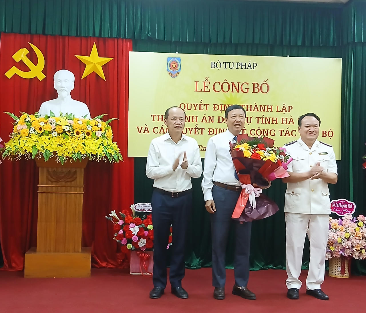 Lãnh đạo tỉnh Hà Tĩnh và THADS Hà Tĩnh tặng hoa cho ông Văn Đình Minh-Cục trưởng Cục THADS tỉnh Hà Tĩnh nghỉ hưu hưởng chế độ. Ảnh: Hữu Anh