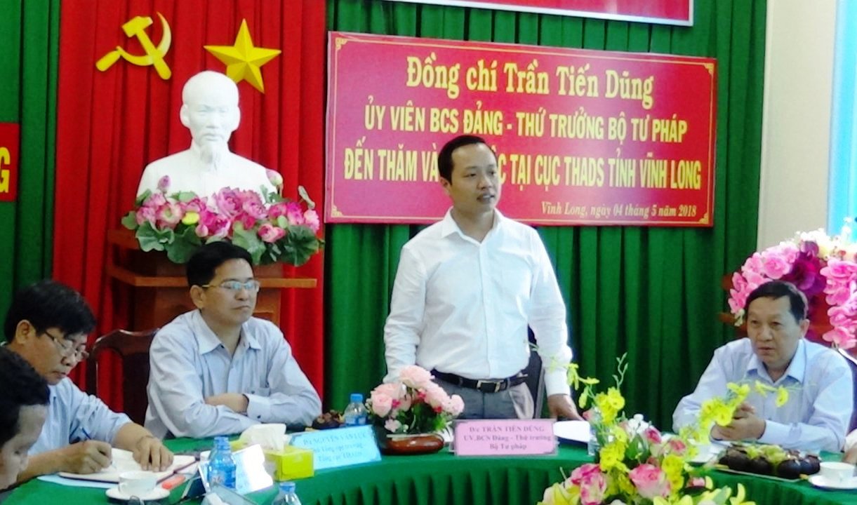 Thứ trưởng Bộ Tư pháp Trần Tiến Dũng làm việc với Cục Thi hành án dân sự tỉnh Vĩnh Long về kết quả công tác thi hành án dân sự năm 2018