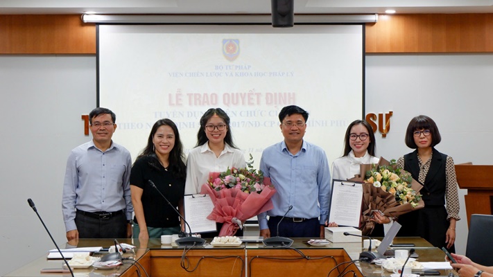 Lễ công bố và trao quyết định tuyển dụng viên chức của Viện Chiến lược và Khoa học pháp lý theo Nghị định 140/2017/NĐ-CP ngày 05/12/2017 của Chính phủ về chính sách thu hút, tạo nguồn cán bộ từ sinh viên tốt nghiệp xuất sắc, cán bộ khoa học trẻ