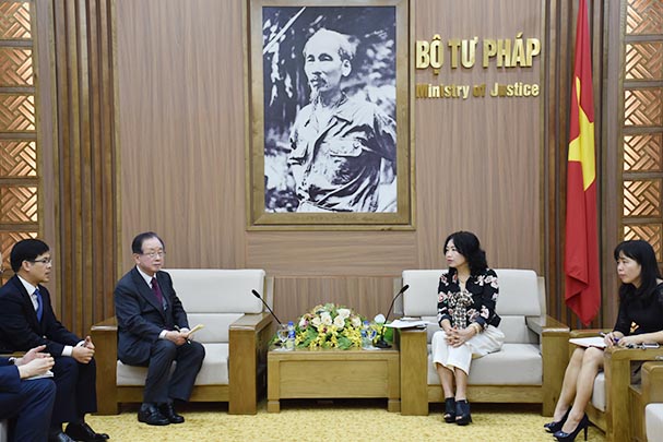 Cục trưởng Cục Bổ trợ tư pháp tiếp đại diện Văn phòng luật sư Kim & Chang, Hàn Quốc