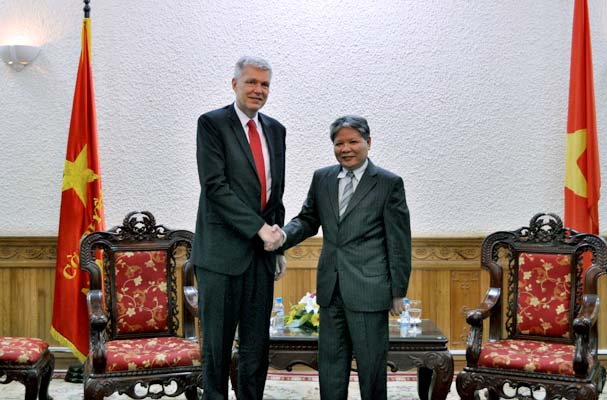 Minister Ha Hung Cuong received Danish Ambassador