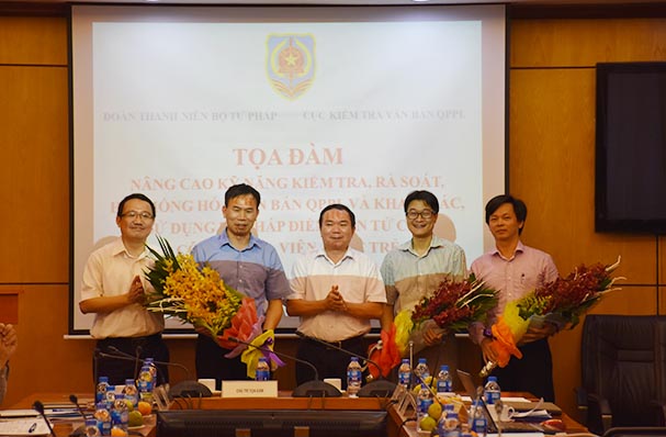 Gắn kết giữa công tác đoàn với hoạt động chuyên môn và nghiên cứu khoa học