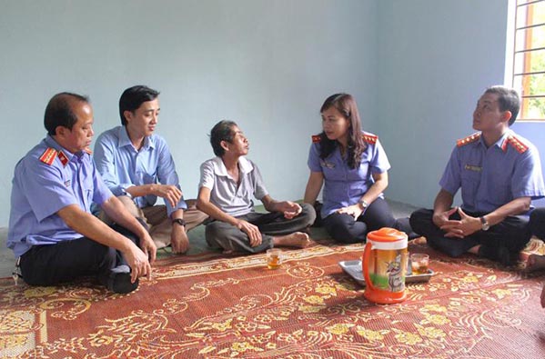 Bản lĩnh nữ kiểm sát viên "vừa hồng, vừa chuyên"