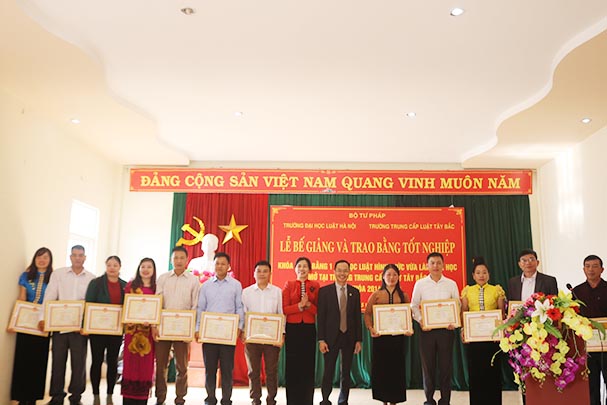 ĐH Luật Hà Nội - TCL Tây Bắc: Bế giảng lớp Đại học Luật Văn bằng 1 Khóa 1, niên khóa 2014-2019