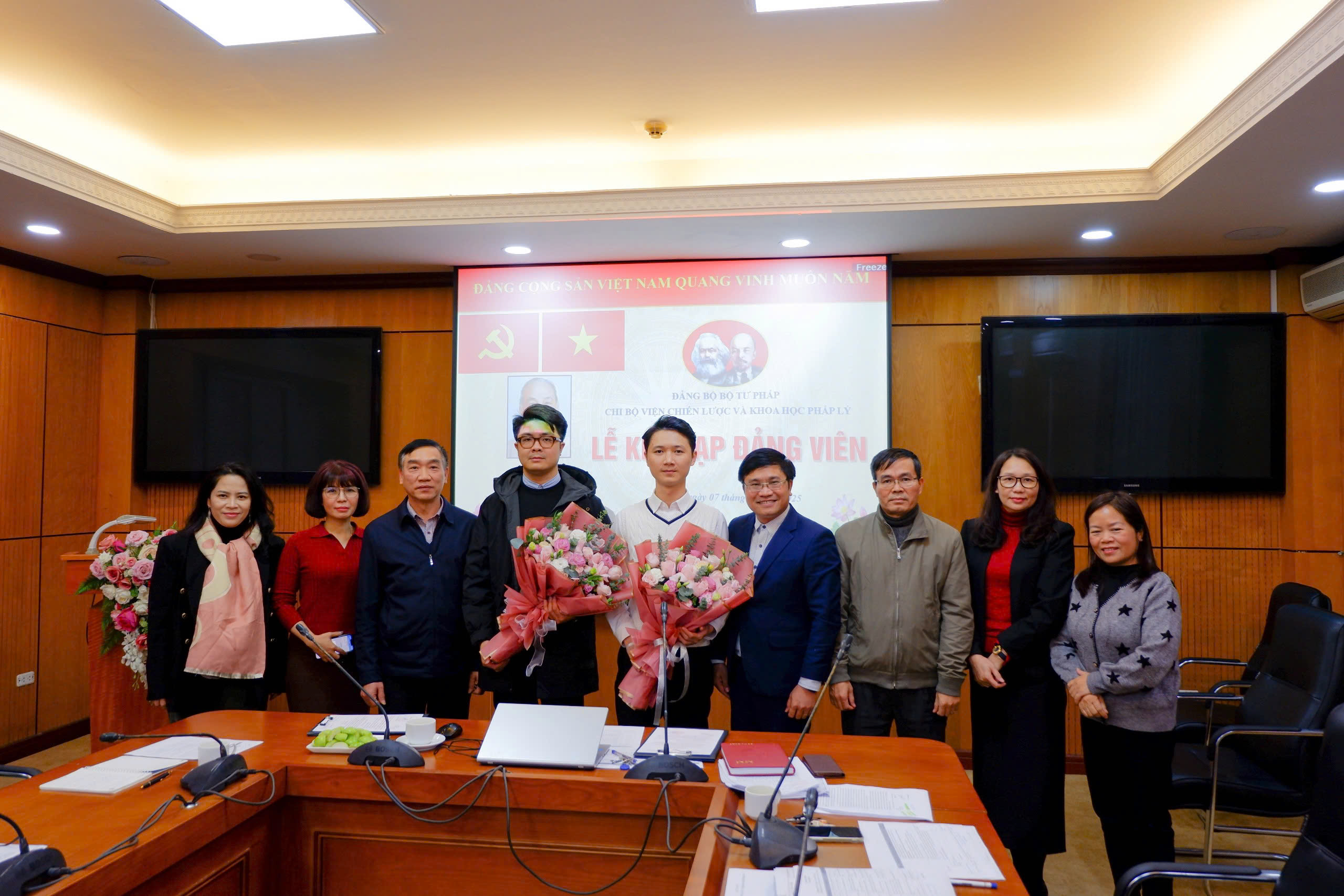 Chi bộ Viện Chiến lược và Khoa học pháp lý tổ chức Lễ kết nạp Đảng viên mới