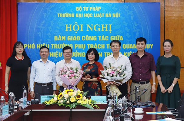 Bàn giao công tác quản lý của Hiệu trưởng Trường Đại học Luật Hà Nội