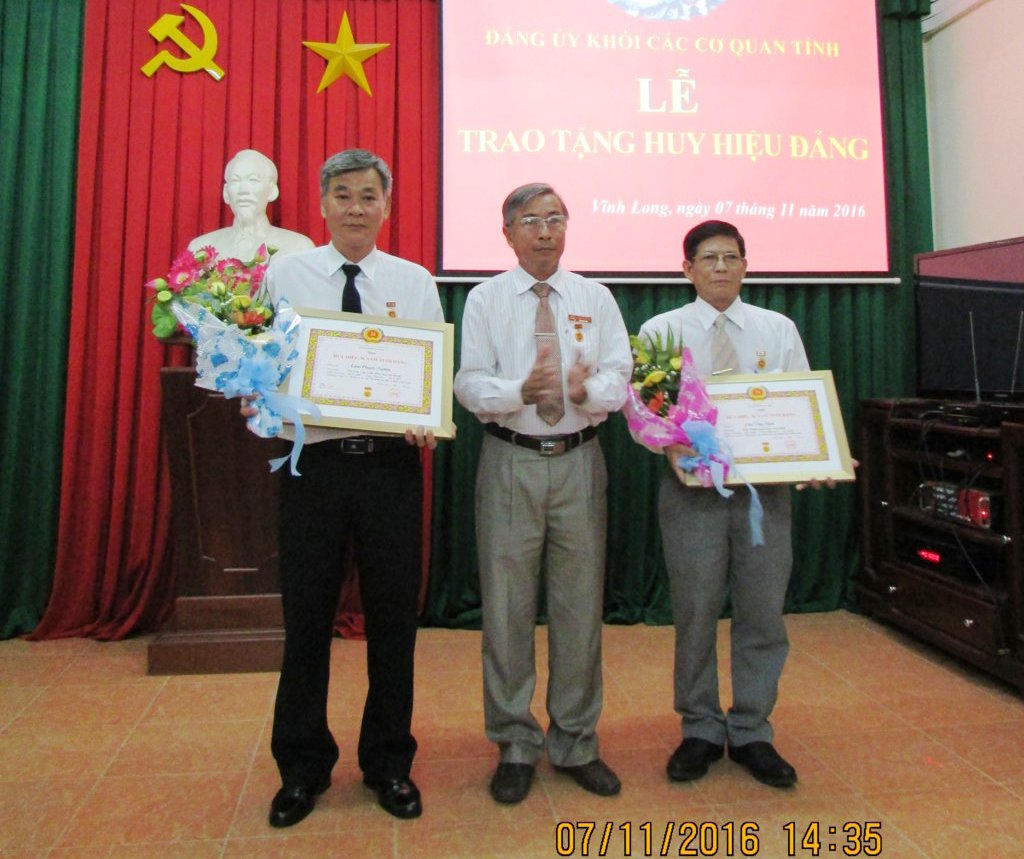 Lễ trao Huy hiệu 30 năm tuổi Đảng1