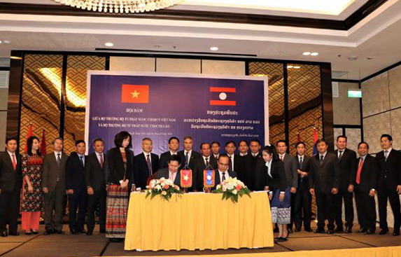 Bộ trưởng Lê Thành Long hội đàm với Bộ trưởng Bộ Tư pháp Lào