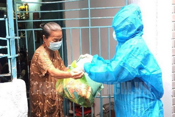 Thủ tướng yêu cầu TPHCM bảo đảm hỗ trợ y tế và lương thực, thực phẩm cho người dân