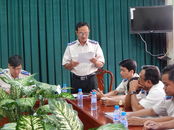 đ/c Nguyễn Thanh Dũng đọc bảng tự nhận xét đánh giá bản thân