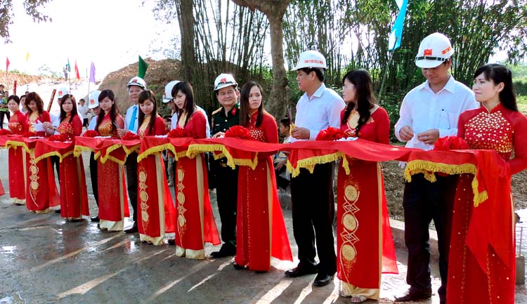 Cắt băng khánh thành Đập tràn