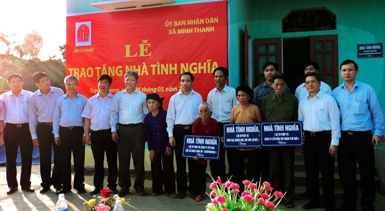 Trao tặng nhà tình nghĩa