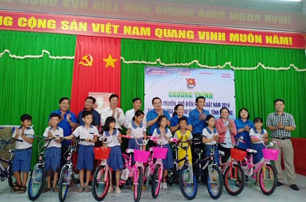 Đoàn Thanh niên Bộ Tư pháp: Nâng cao kiến thức pháp luật và chia sẻ khó khăn với người dân vùng biển