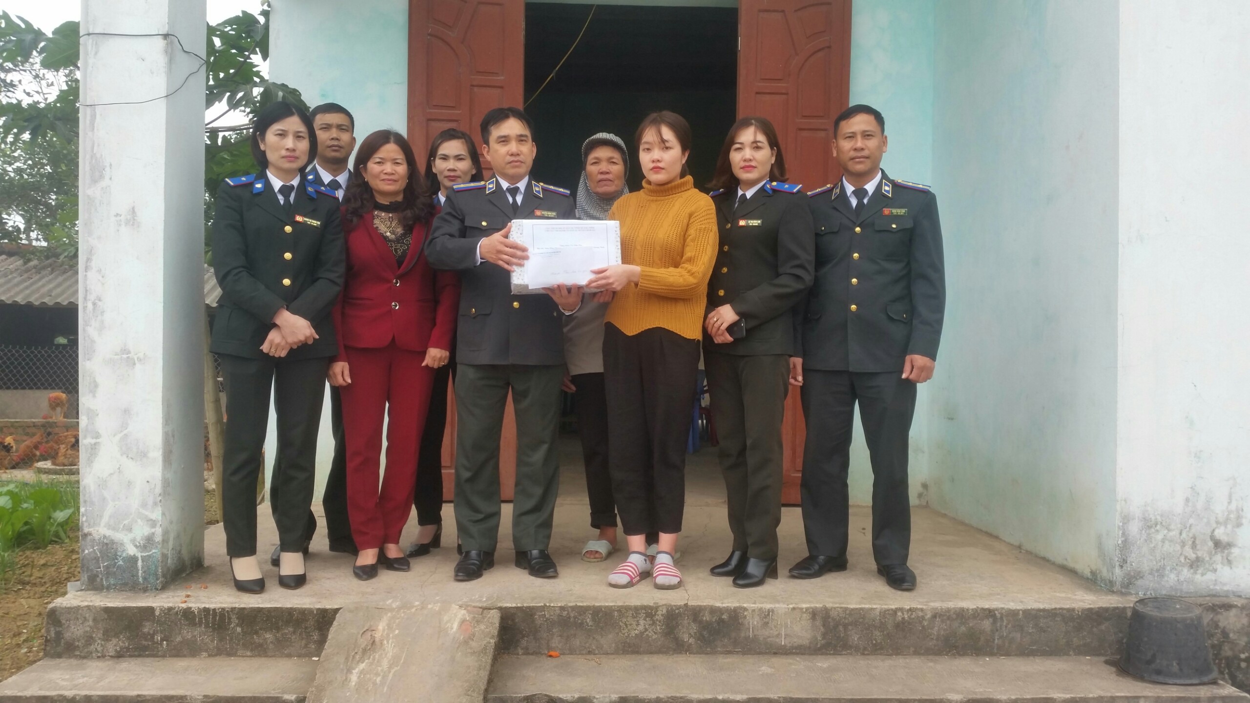 Chi cục THADS huyện Đầm Hà thực hiện việc thăm hỏi động viên trẻ em có hoàn cảnh khó khăn