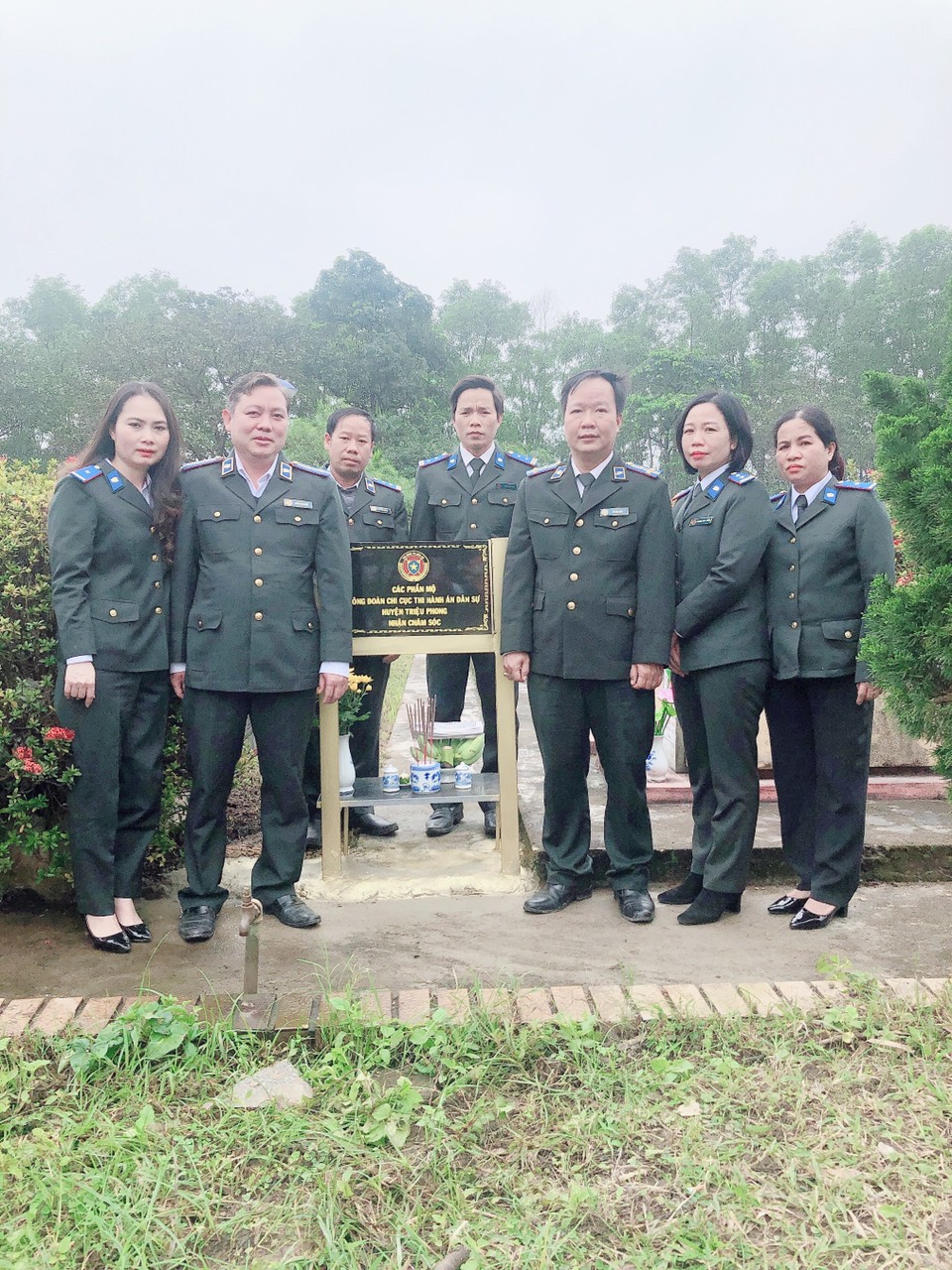 Chi cục Thi hành án dân sự huyện Triệu Phong chia sẻ khó khăn với người dân vùng lũ lụt  tại thôn Tường Vân, xã Triệu An, huyện Triệu Phong