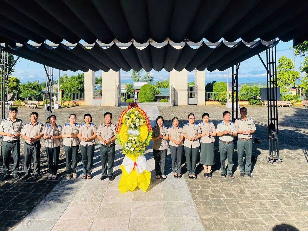 Phòng Thi hành án dân sự Khu vực 8, tỉnh Quảng Trị tổ chức dâng hoa, dâng hương tưởng niệm các anh hùng liệt sĩ