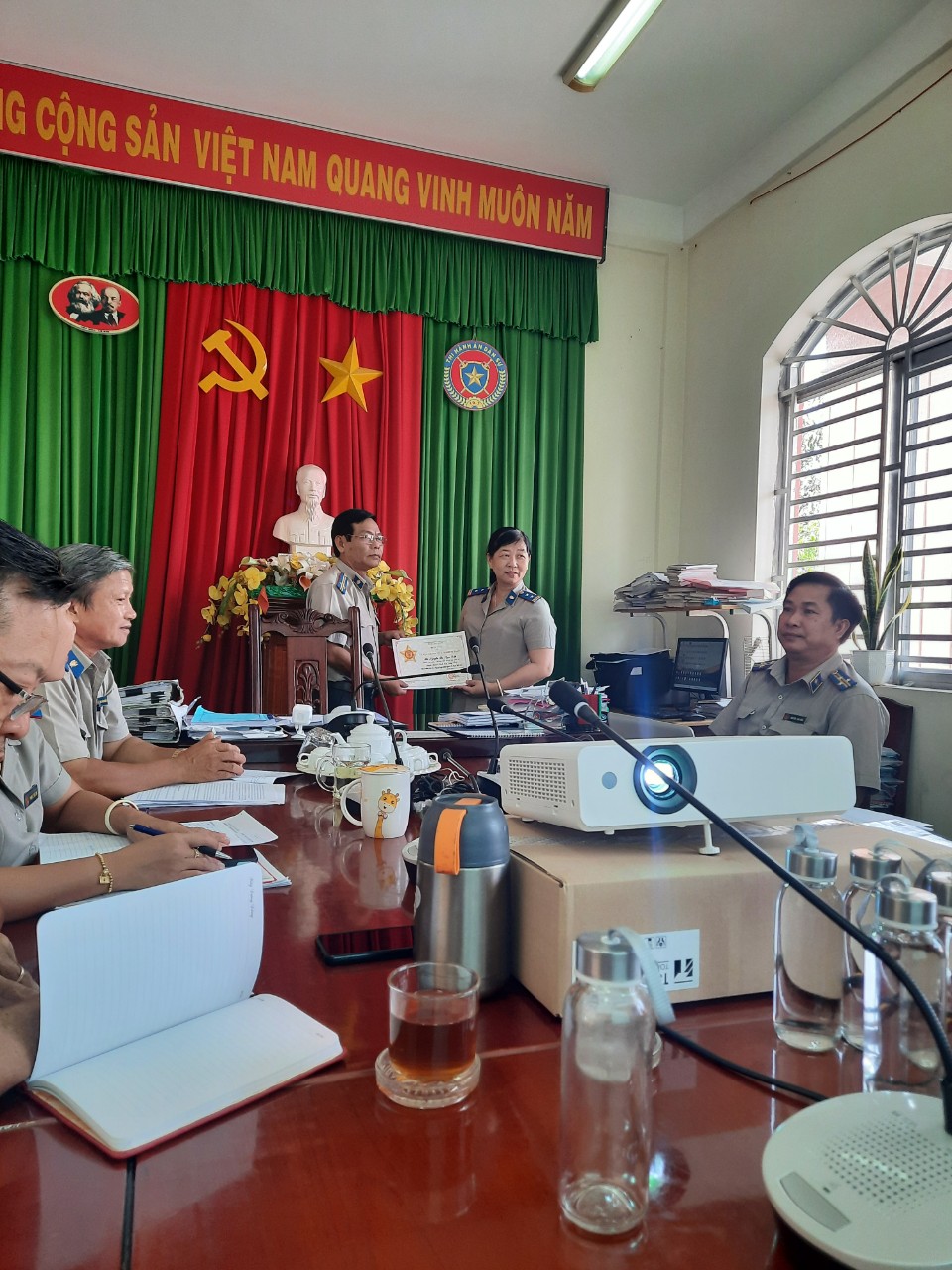 Chi cục Thi hành án dân sự huyện Thanh Bình tổ chức Lễ trao tặng Kỷ niệm chương “Vì sự nghiệp tư pháp”