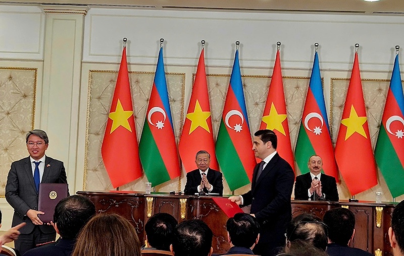 Bộ Tư pháp trao tặng Kỷ niệm chương “Vì sự nghiệp tư pháp” cho Đại sứ đặc mệnh toàn quyền Liên bang Nga tại Việt Nam