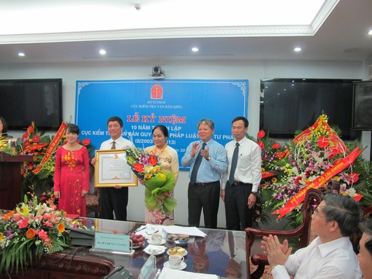 Đồng chí Bộ trưởng trao bằng khen và chúc mừng thành tích của Cục Kiểm tra VB QPPL