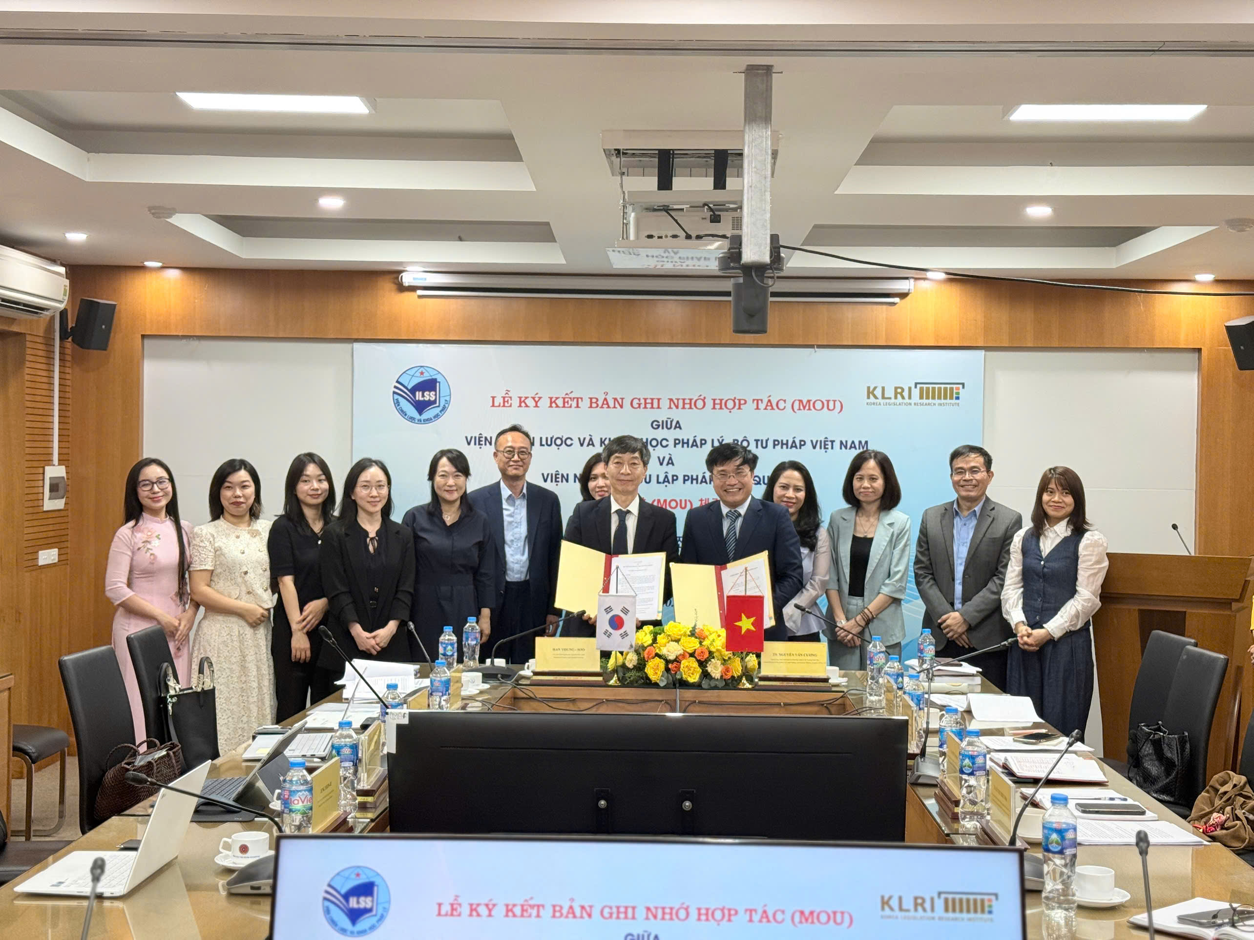 Viện Chiến lược và Khoa học pháp lý và Viện nghiên cứu Lập pháp Hàn Quốc ký kết ghi nhớ hợp tác