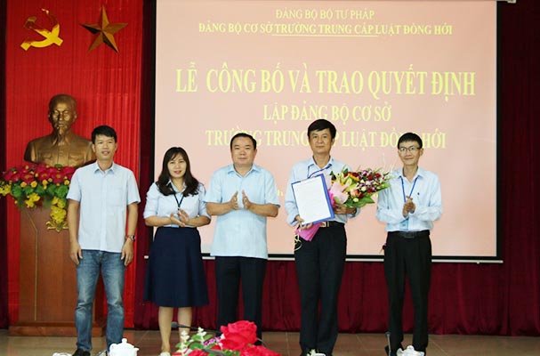 Lễ Công bố quyết định lập Đảng bộ cơ sở Trường Trung cấp Luật Đồng Hới