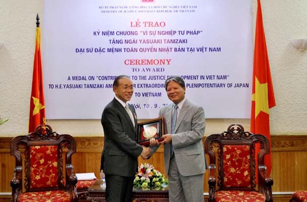 To award medal on “contribution to the justice development in Vietnam” to Ambassador extraordinary and plenipotentiary of Japan to Vietnam