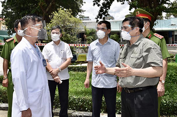 Thủ tướng chỉ đạo quan tâm hơn nữa đến đội ngũ y, bác sĩ chống dịch