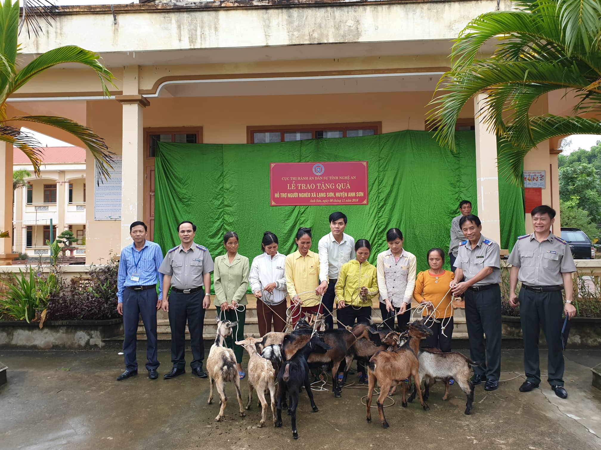 Cục Thi hành án dân sự tỉnh Nghệ An trao tặng quà hỗ trợ người nghèo tại xã Lạng Sơn, huyện Anh Sơn