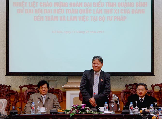 Justice Minister met National Assembly deputies of Quang Binh attending the XI National Party Congress