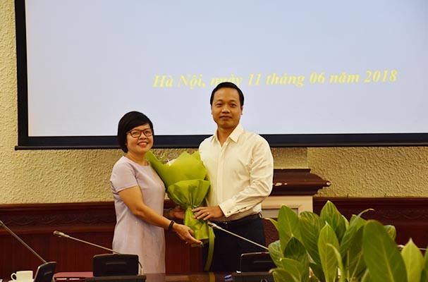 Bộ Tư pháp trao Quyết định nghỉ hưu cho công chức Tổng cục Thi hành án dân sự