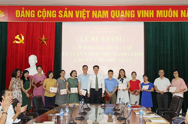 Bế giảng Lớp đào tạo Trung cấp lý luận chính trị - hành chính Khoá I, Lớp thứ nhất