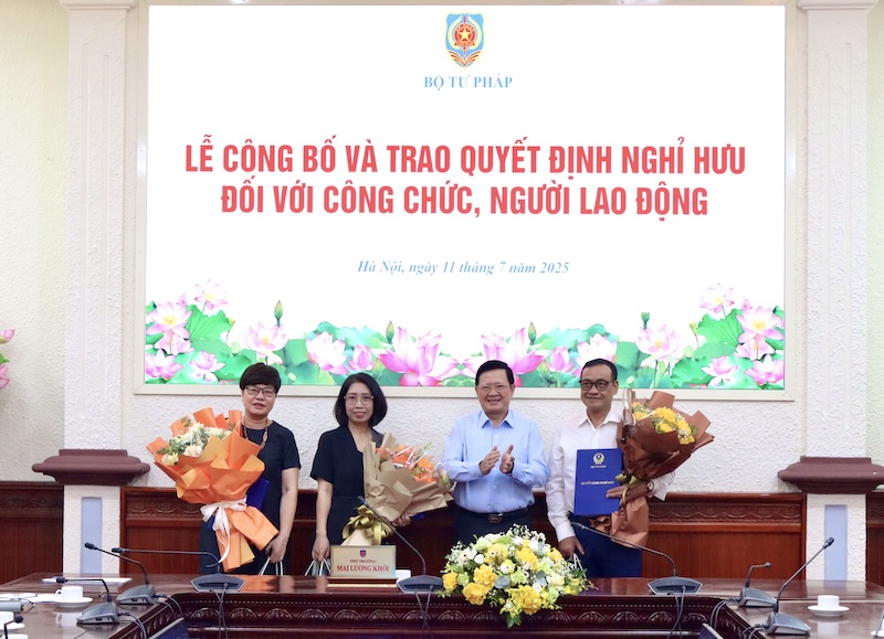Trao quyết định nghỉ hưu cho 3 cán bộ Bộ Tư pháp