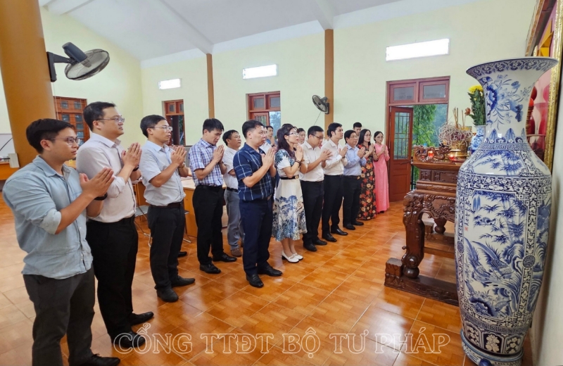 Chi bộ Cục CNTT về nguồn dâng hương và kết nạp đảng viên tại di tích lịch sử Bộ Tư pháp