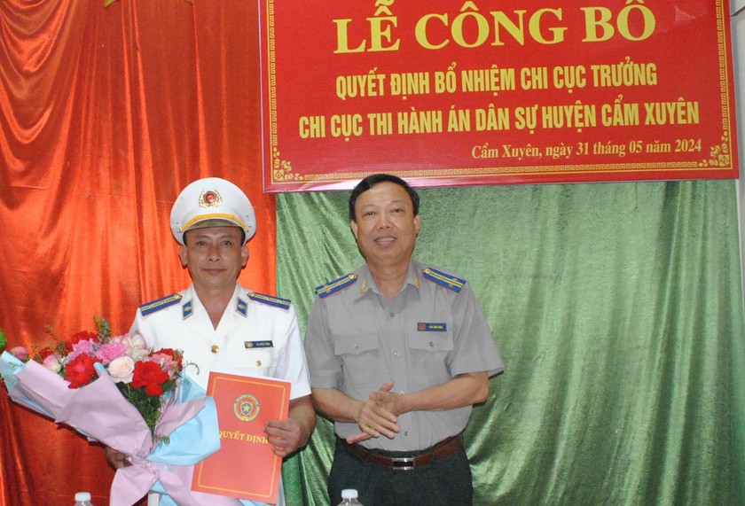 Trao quyết định bổ nhiệm 02 Chi cục trưởng thi hành án dân sự huyện