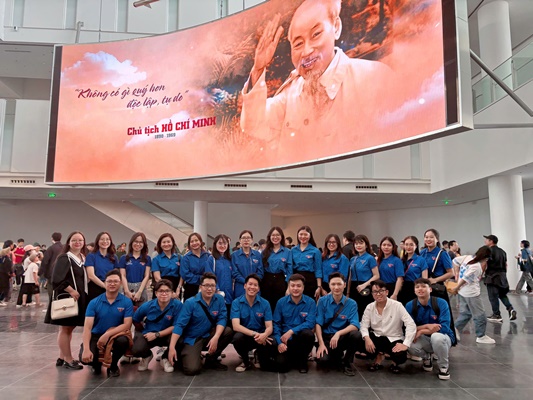 Tham quan Bảo tàng Lịch sử Quân sự Việt Nam - Đoàn viên, thanh niên tự hào lịch sử nghìn năm xây dựng và bảo vệ đất nước.