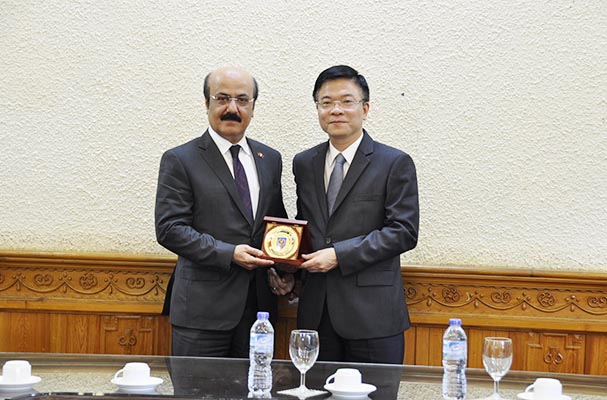 Bộ trưởng Lê Thành Long tiếp Đại sứ Vương quốc Ca-Ta tại Việt Nam