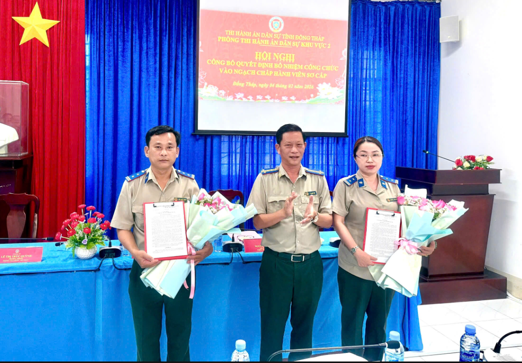 LỄ CÔNG BỐ VÀ TRAO QUYẾT ĐỊNH BỔ NHIỆM CHẤP HÀNH VIÊN SƠ CẤP TẠI PHÒNG THI HÀNH ÁN DÂN SỰ KHU VỰC 2