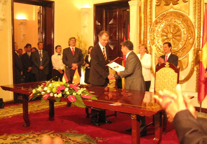 Signing a letter of intent between Vietnamese Ministry of Justice and the German Federal Ministry of Justice on legal and judicial cooperation