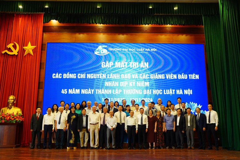 Gặp mặt nguyên lãnh đạo và thế hệ giảng viên đầu tiên của Trường Đại học Luật Hà Nội