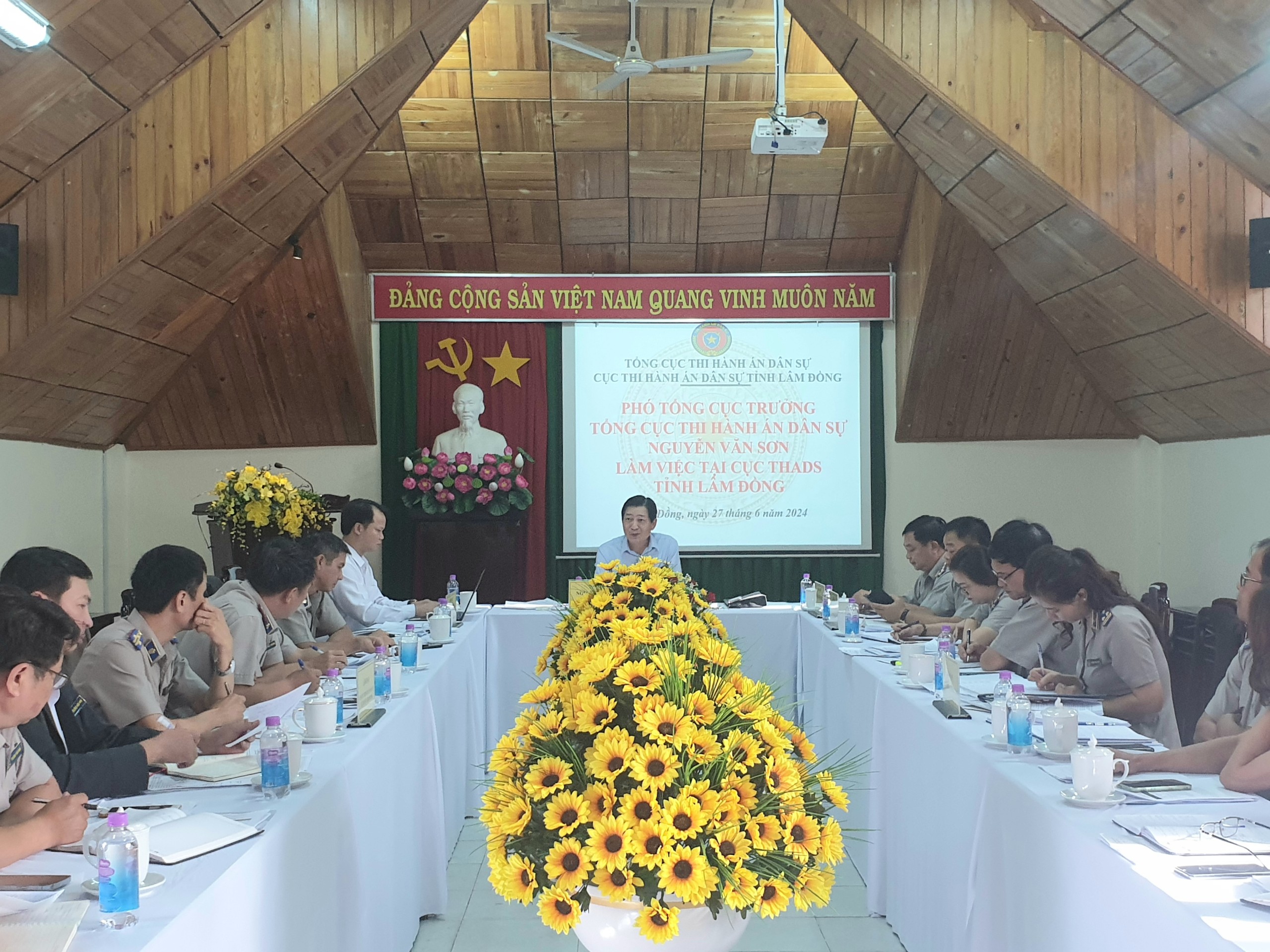 Phó Tổng cục trưởng Nguyễn Văn Sơn làm việc với các cơ quan thi hành án dân sự tỉnh Lâm Đồng