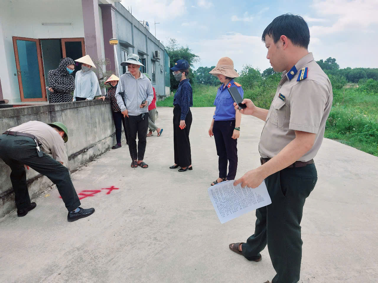 Viện KSND tỉnh Hà Tĩnh (Phòng 8) phối hợp xác minh hiện trạng tài sản để thi hành án