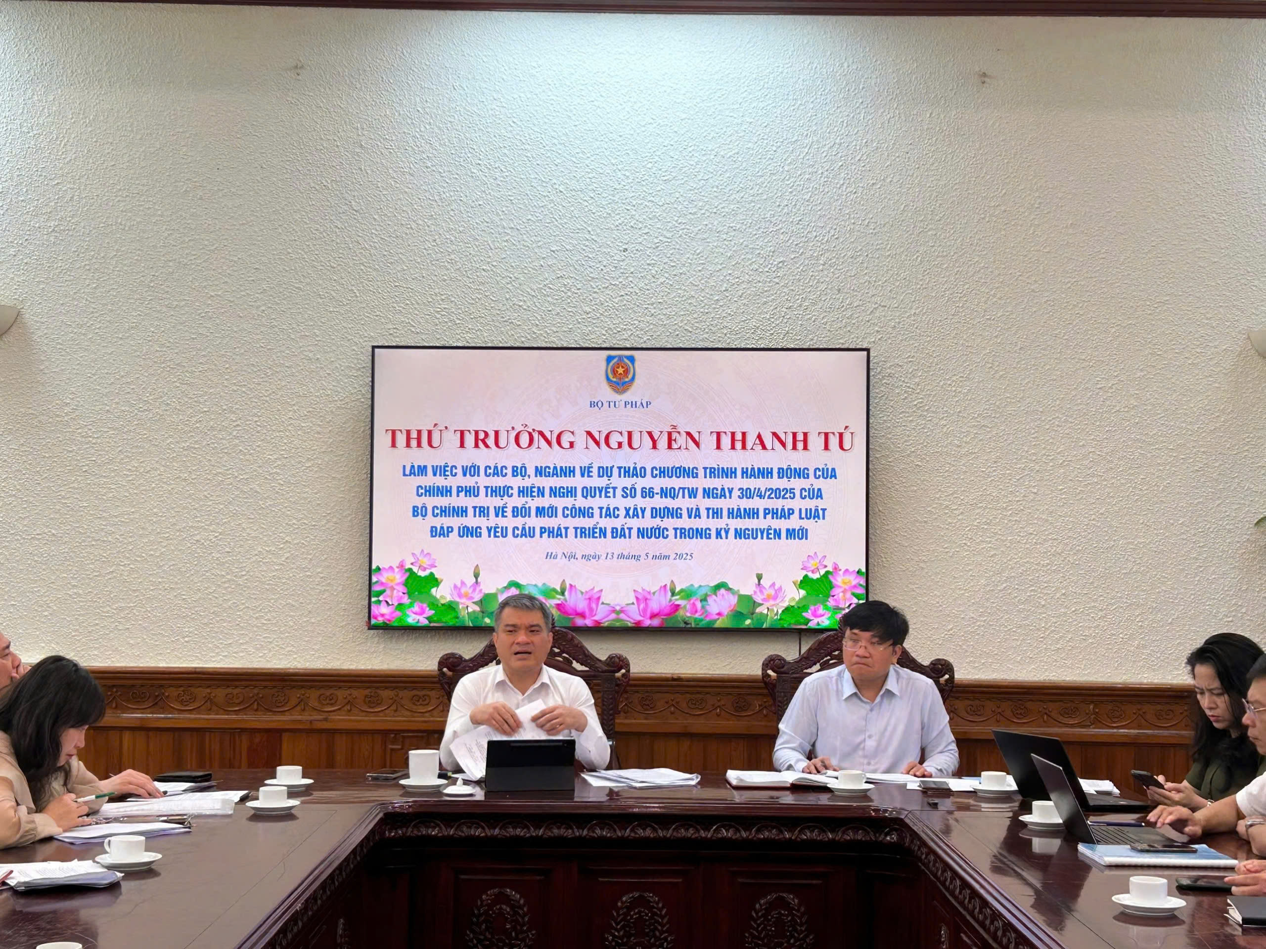 Xây dựng dự thảo Chương trình hành động của Chính phủ thực hiện Nghị quyết số 66-NQ/TW bảo đảm cụ thể, khả thi