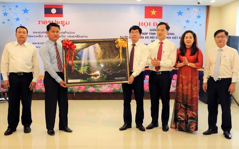 Sở Tư pháp tỉnh Quảng Bình và Sở Tư pháp tỉnh Khăm Muồn: Hội đàm và ký kết Biên bản ghi nhớ