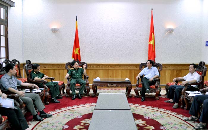 Presenting gifts to people of ethnic minority groups in Ha Giang province