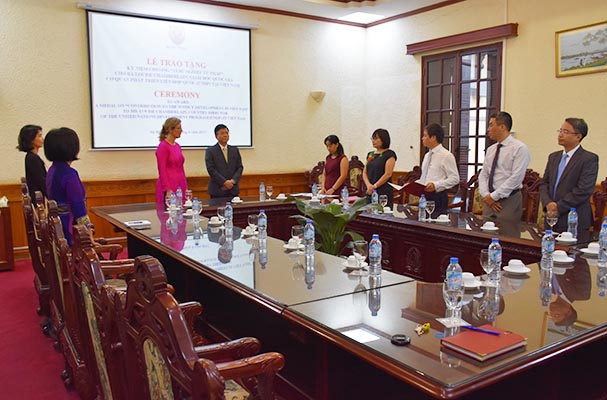 Bộ trưởng trao Kỷ niệm chương “Vì sự nghiệp Tư pháp” cho Giám đốc UNDP